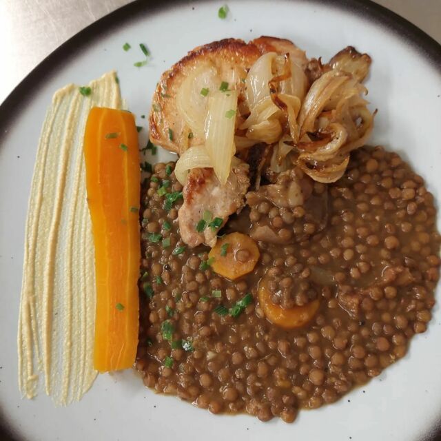 Que choisissez-vous...Côte de porc et ses oignons confits,lentilles du Berry, filet de colin curcuma et écrasée de pomme de terre. Allez ! Craquez pour le moelleux aux noix ! Notre chef ne vous propose que de bonnes choses! #cuisinedechefs #terroir #sudouest #Tarn