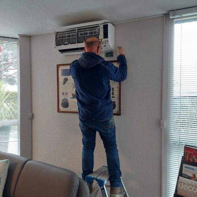 Dans un souci d'économie d'énergie, nous venons d'installer des climatiseurs réversibles à l'accueil de l'hôtel. Tout le système de chauffage de l'établissement est désormais relié à un boîtier permettant un pilotage à  distance. 
Merci à F.Pallue pour cette installation ! #electricite #economie #chauffage #Tarn #hotel