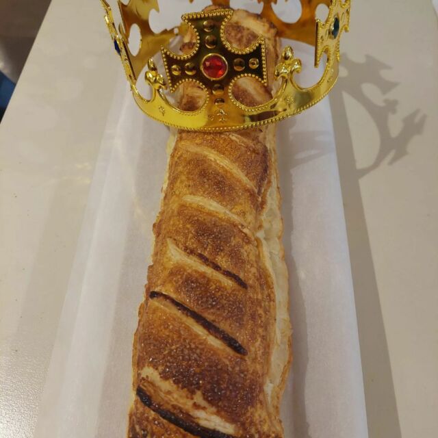Toute l'équipe du Rialto a tiré les rois autour d'une galette concoctée avec amour par Pascal notre chef ! #galettedesrois #patisserie #chef #Tarn