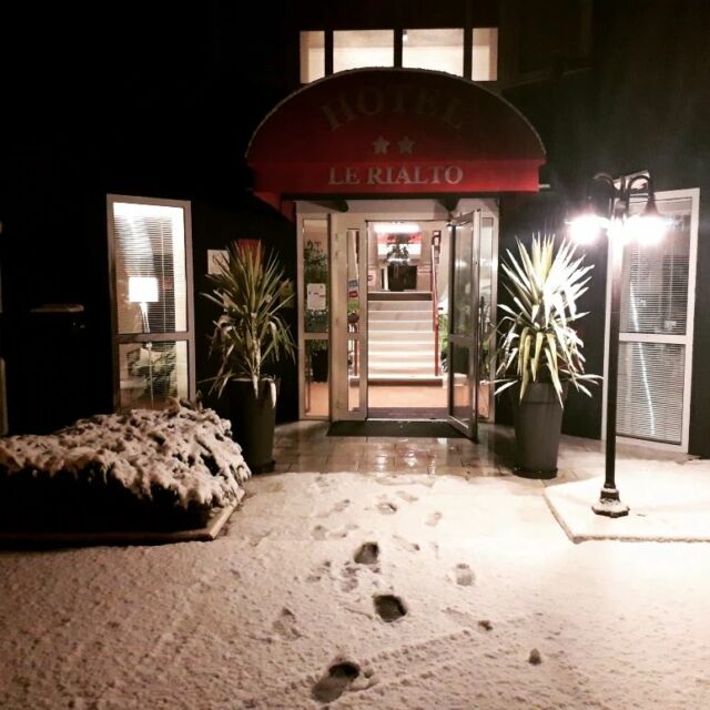 Le Rialto un soir de neige!.. #neige #snow #hotel #tarn