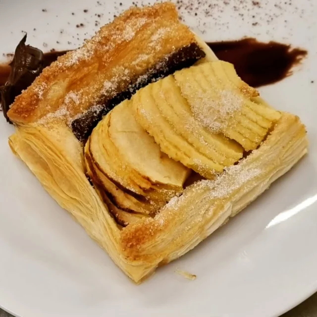 Une petite tarte feuilletée pommes chocolat.. ça vous dit ? Merci Pascal ! #chef #patisserie #gourmandise #chocolate #pommes #tarn