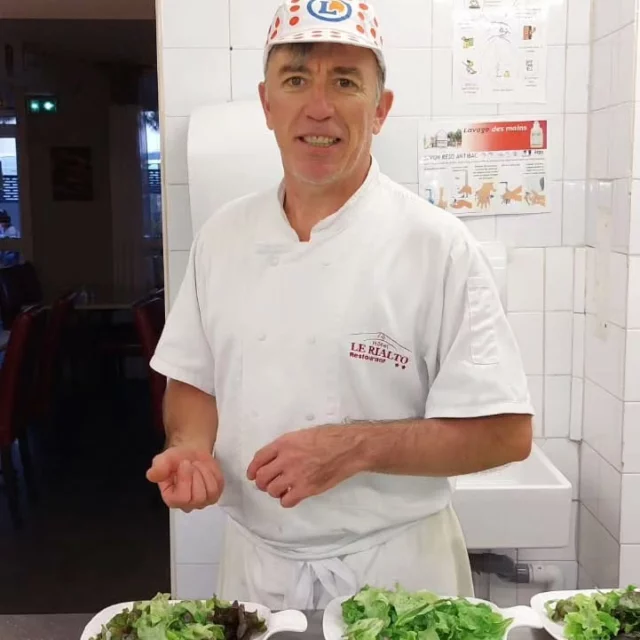 Après le passage du tour de France féminin,notre chef a reçu le maillot du meilleur grimpeur du tour Mallet ! #tourdefrancefemmes #albi #chefcuisine